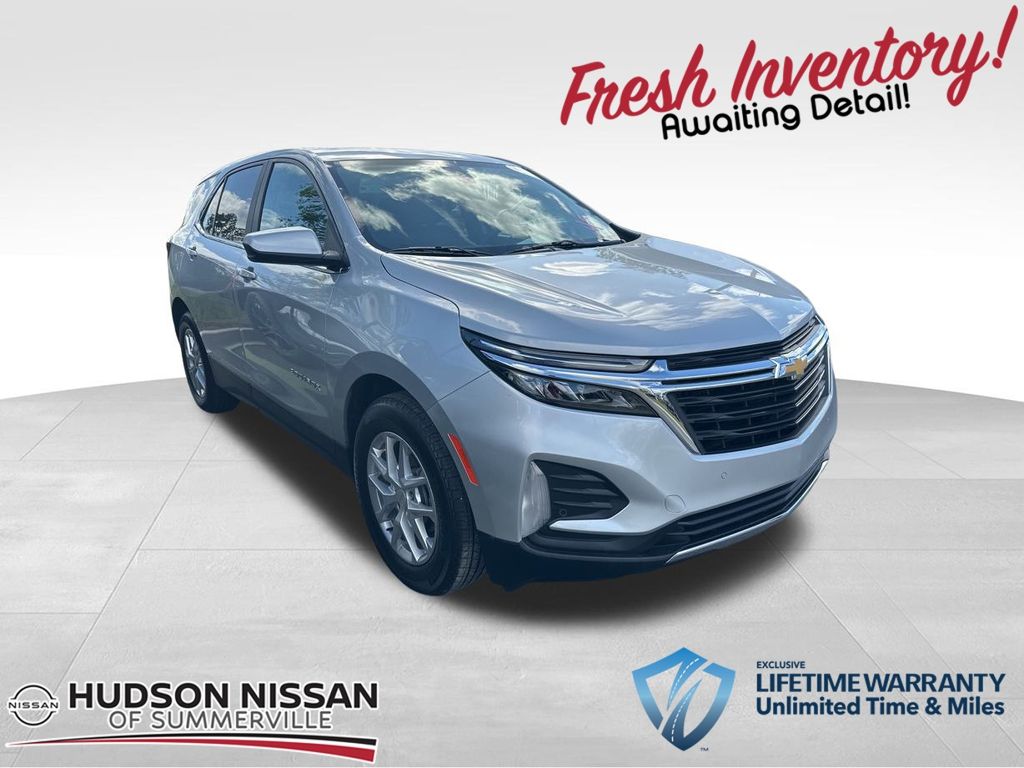2022 Silver Ice Metallic Chevrolet Equinox LT SUV