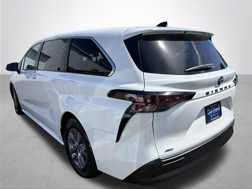 2023 Toyota Sienna LE