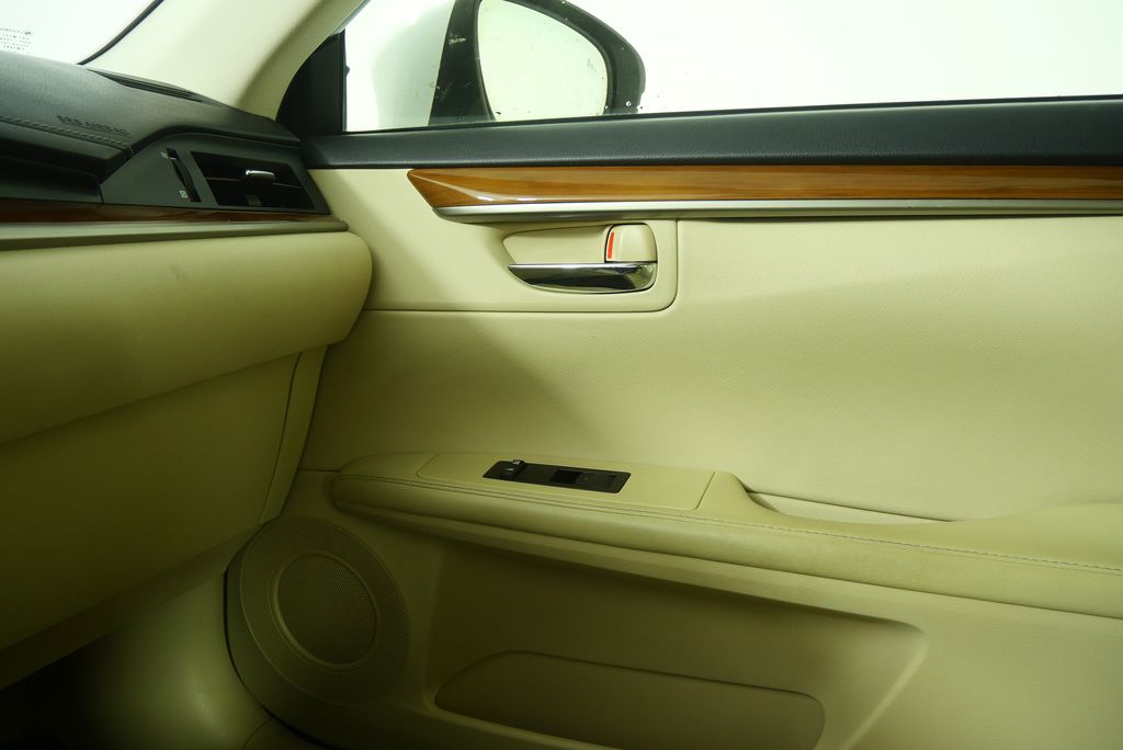 Thumbnail: 2013 Lexus ES - 23