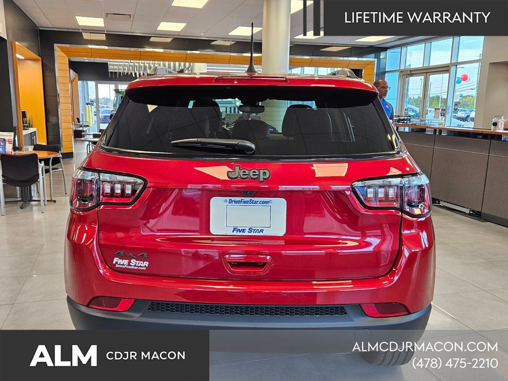 New 2026 Red Hot Pearl-Coat Exterior Paint Jeep Latitude image 12