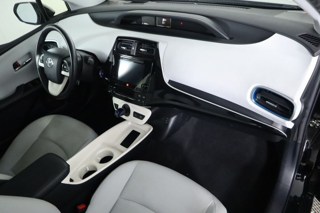 2016 Toyota Prius Four 17