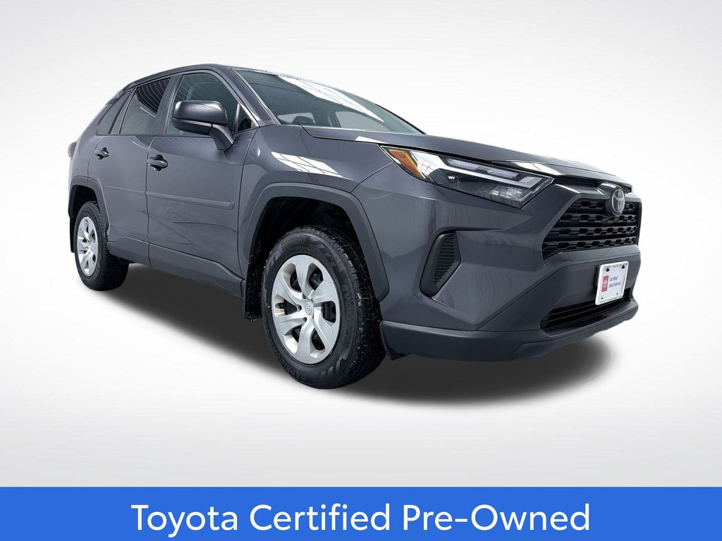 2023 Toyota RAV4 LE's photo