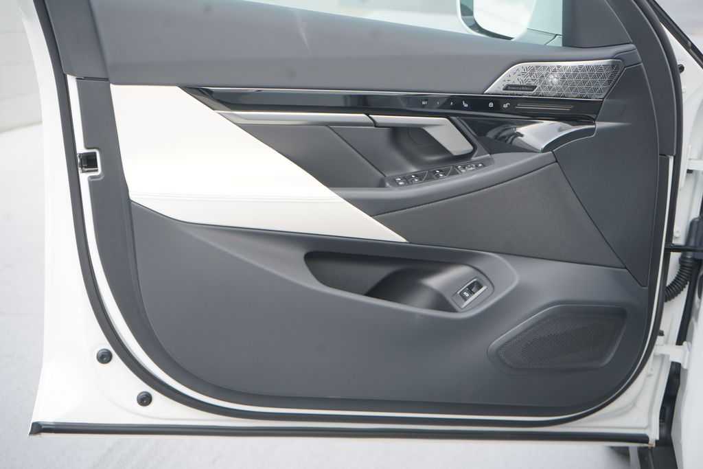 Thumbnail: 2025 BMW 5 Series - 10