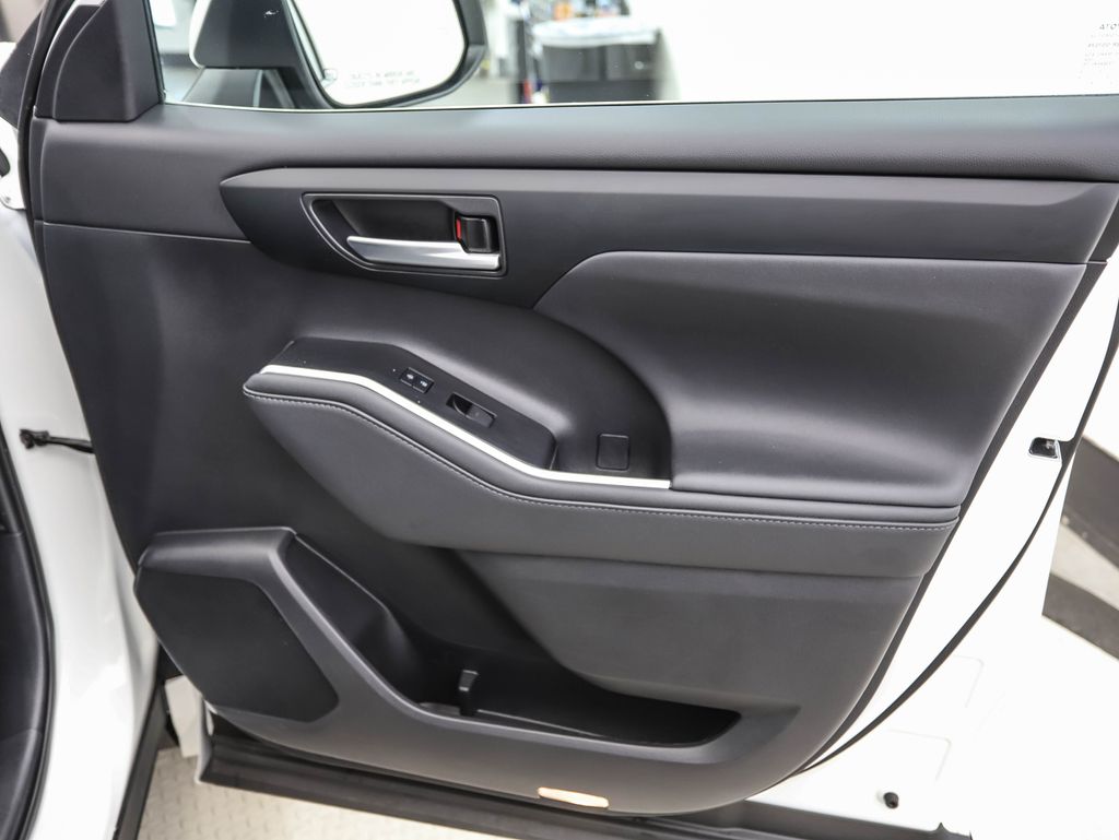 2021 Toyota Highlander XLE 29