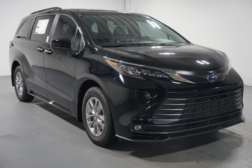 Thumbnail: 2025 Toyota Sienna - 3