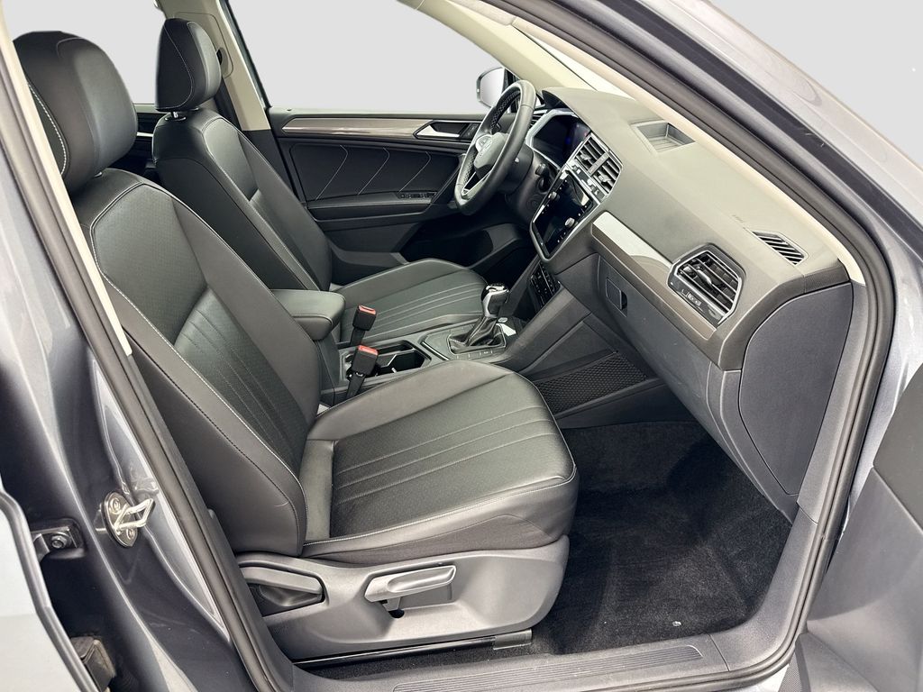 Thumbnail: 2023 Volkswagen Tiguan - 18
