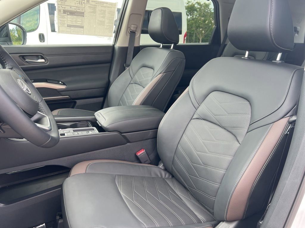 2025 Everest White Pearl Tricoat/Super Black Nissan Pathfinder Platinum FWD SUV