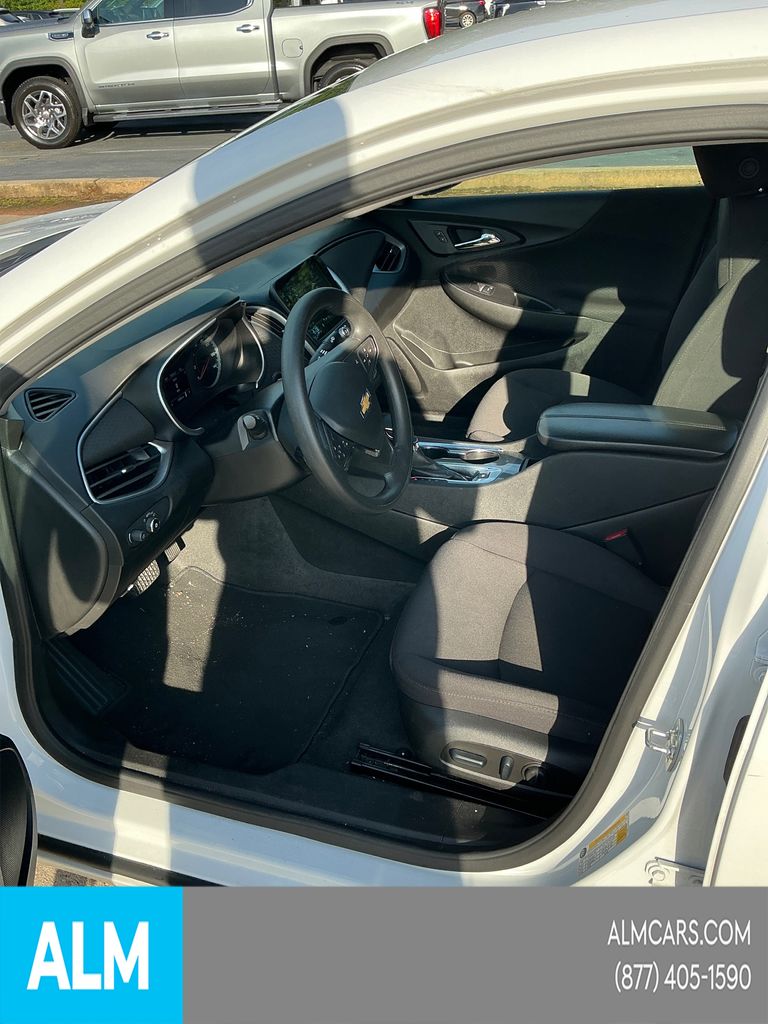 Used 2025 White Chevrolet LT image 13