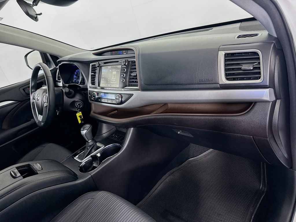 Thumbnail: 2018 Toyota Highlander - 28