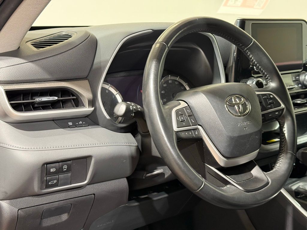 Thumbnail: 2023 Toyota Highlander - 17