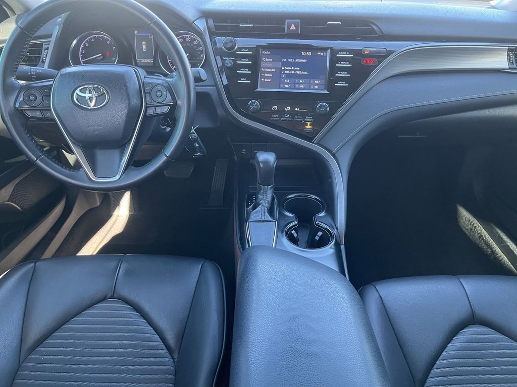 2019 Toyota Camry SE 16