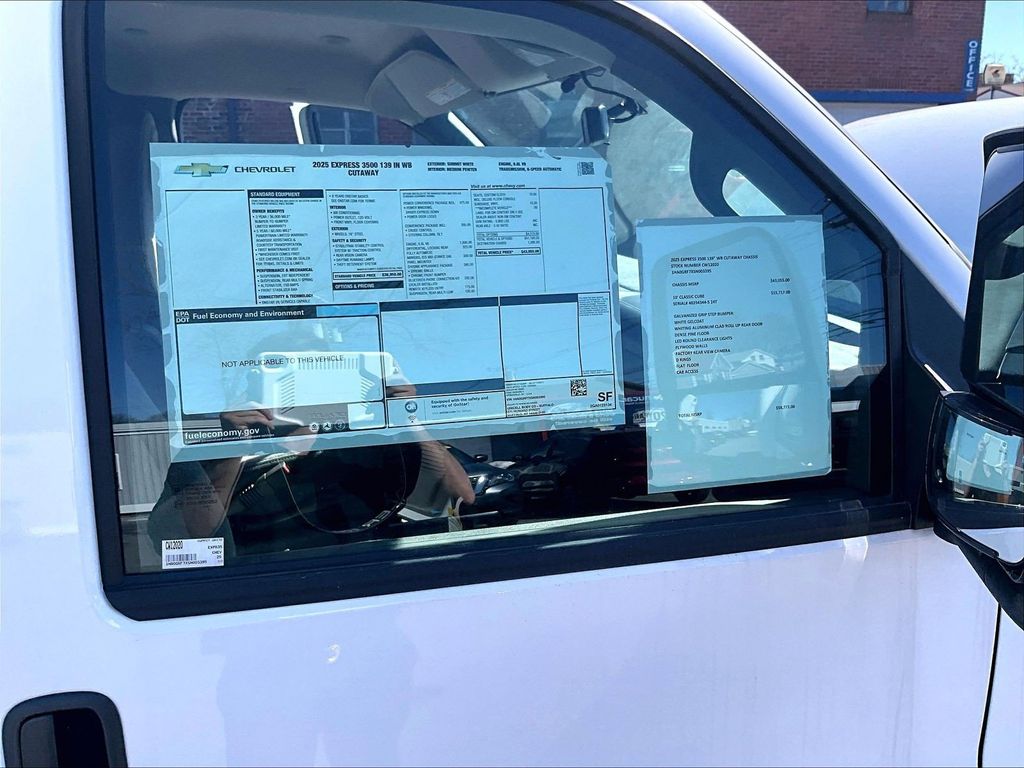 2025 Chevrolet Express 3500 — photo 18