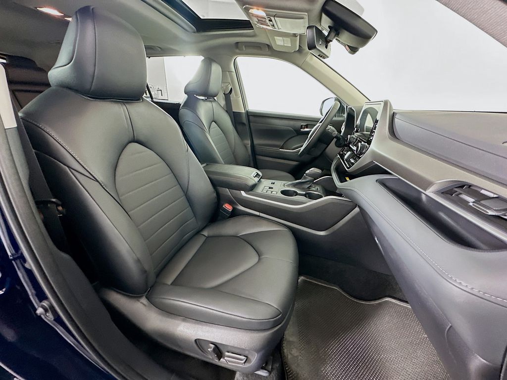 2025 Toyota Highlander XLE 30