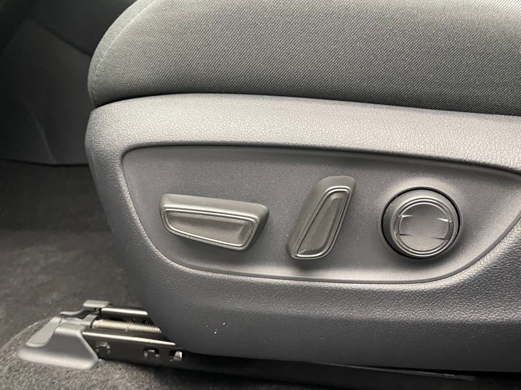 2025 Toyota RAV4 XLE 14