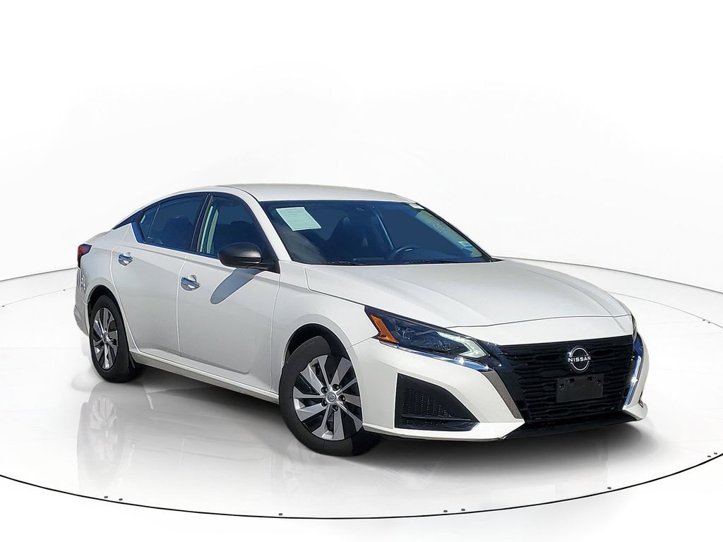 Glacier White 2024 Nissan Altima Sedan Front-Wheel Drive Continuously Variable Transmission