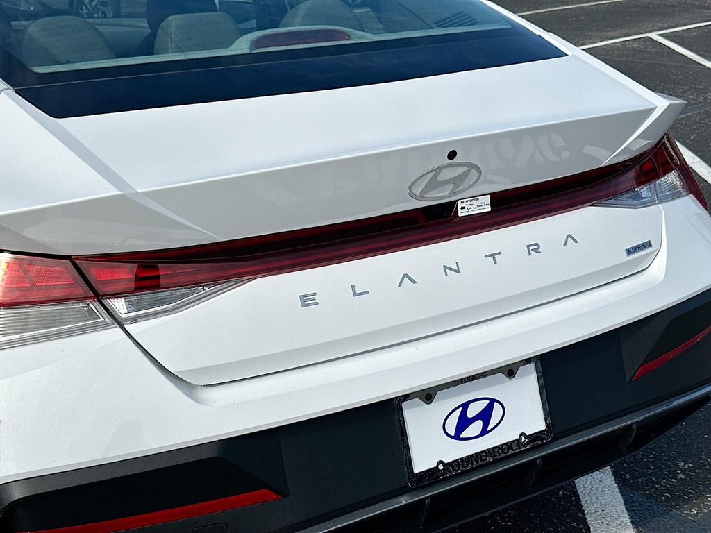 2025 Hyundai Elantra Blue 20