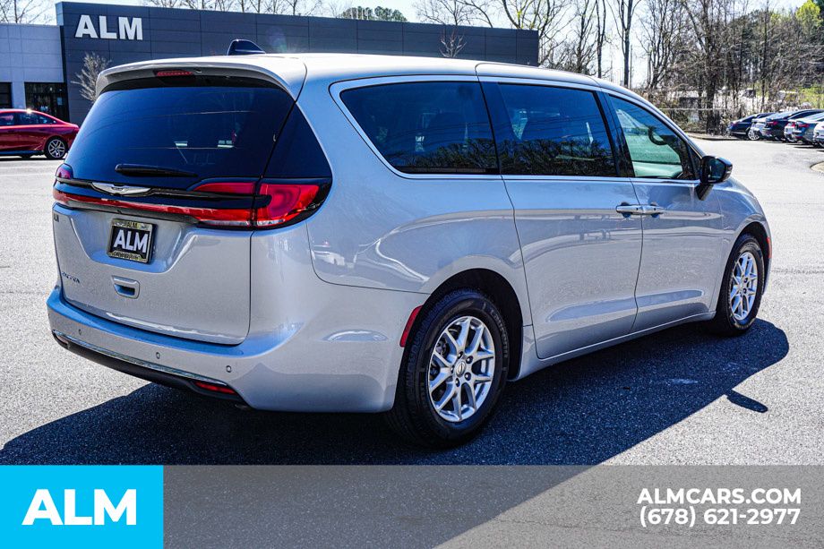 Used 2024 Silver Chrysler Touring L image 6