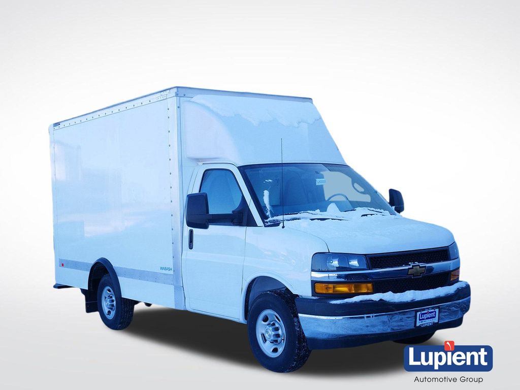 Summit White 2025 Chevrolet Express Chassis 3500 Cutaway 139 Van Rear-Wheel Drive 8-Speed Automatic