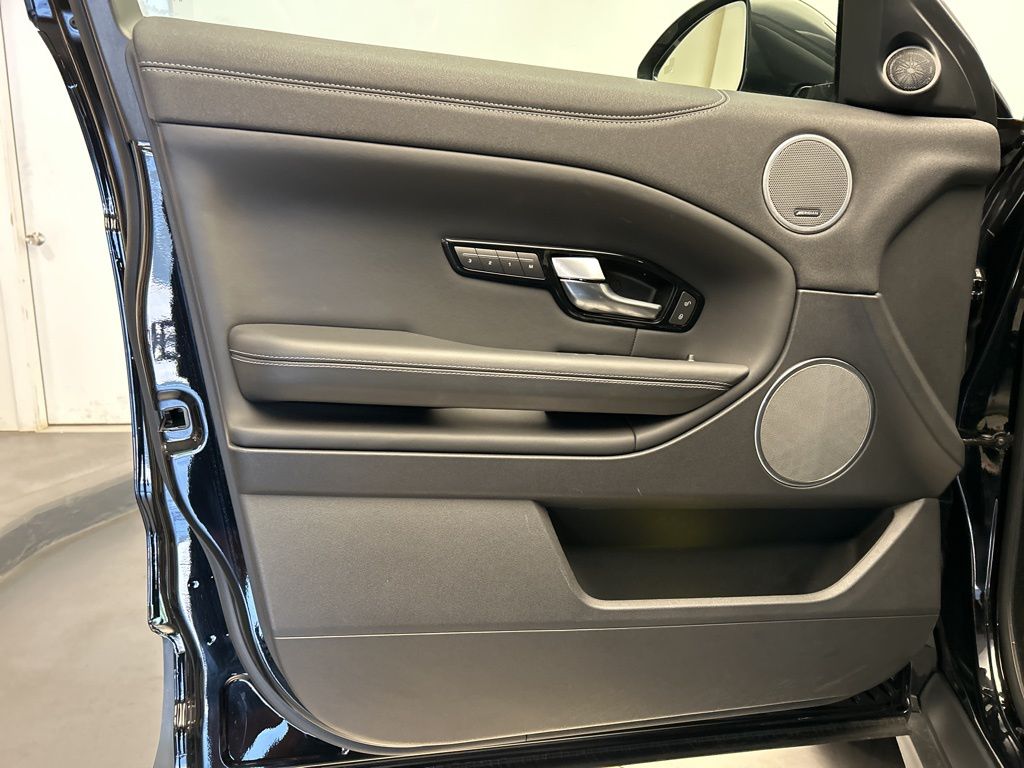 Thumbnail: 2018 Land Rover Range Rover Evoque - 11