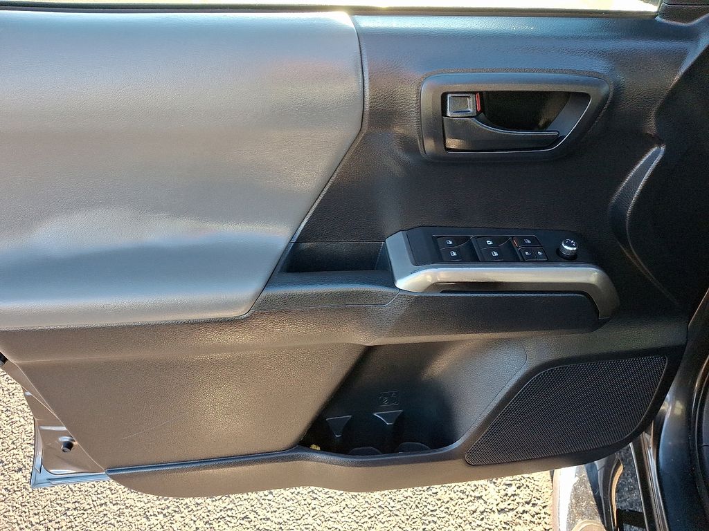 Thumbnail: 2018 Toyota Tacoma - 13