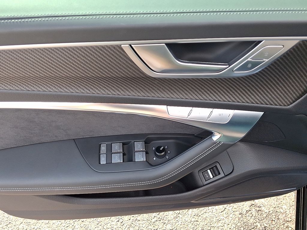 Thumbnail: 2025 Audi S6 - 13