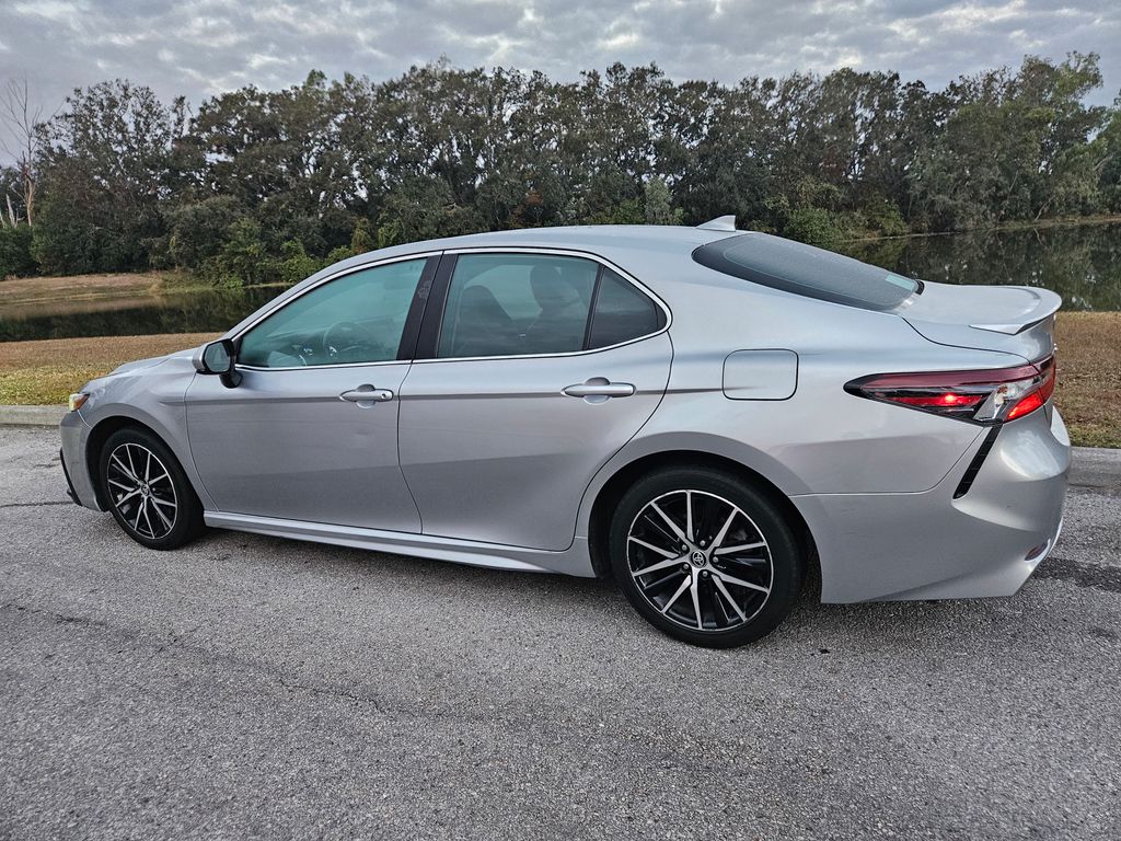 2021 Toyota Camry SE 3