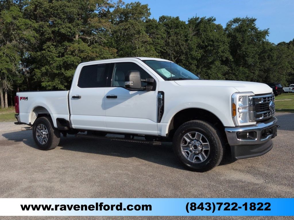 Oxford White 2025 Ford F-250 Super Duty Pickup Truck Four-Wheel Drive Automatic