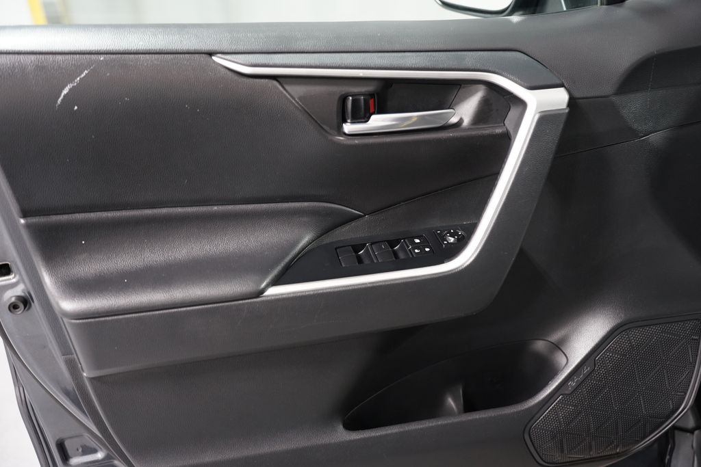 2021 Toyota RAV4 XLE 29