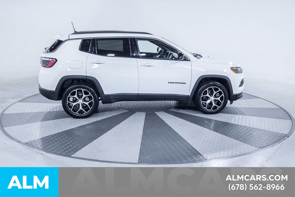 Used 2024 White Jeep Latitude image 10