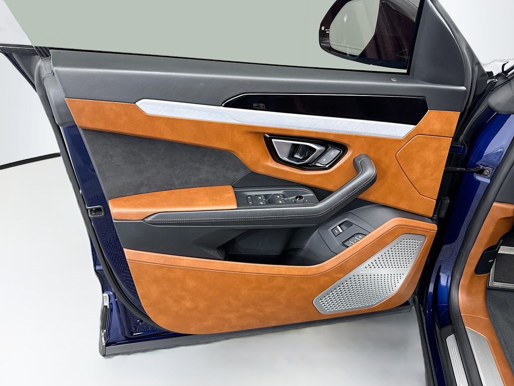 Thumbnail: 2020 Lamborghini Urus - 23