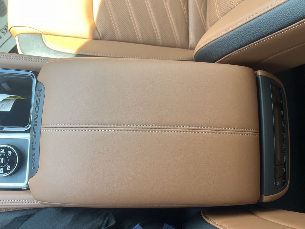 2025 Everest White Pearl Tricoat Nissan Pathfinder Platinum 4X4 SUV