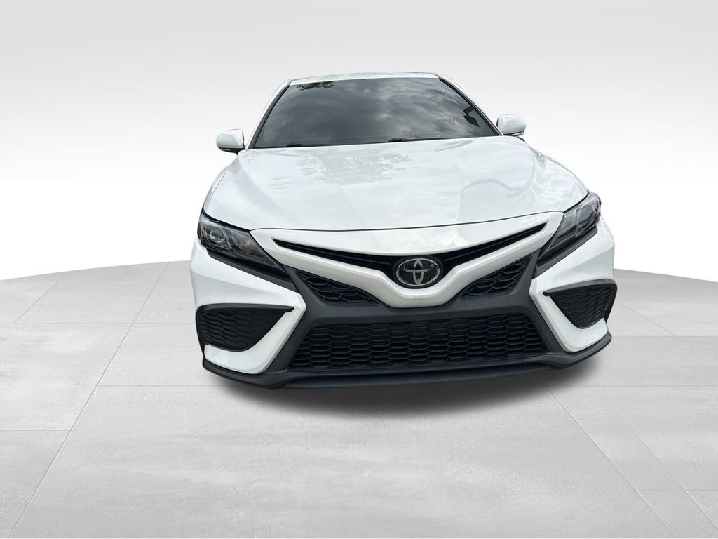 2022 Wind Chill Pearl Toyota Camry SE FWD Sedan