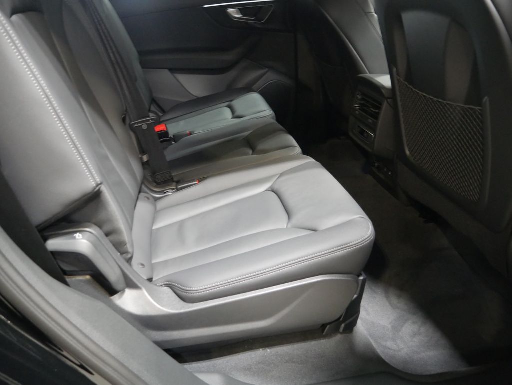 Thumbnail: 2026 Audi Q7 - 26