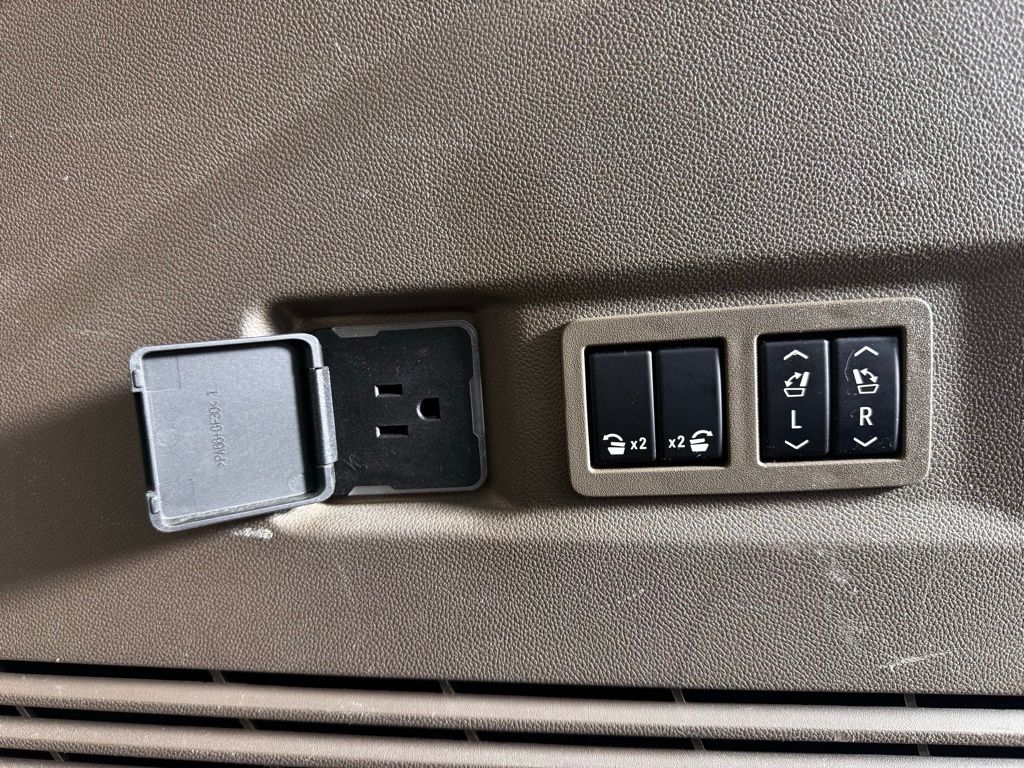 Used 2021 White GMC Denali image 22