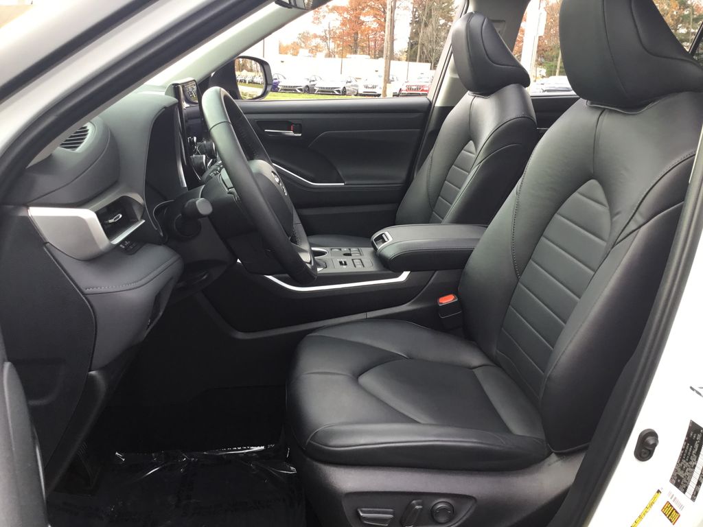 Thumbnail: 2024 Toyota Highlander - 14