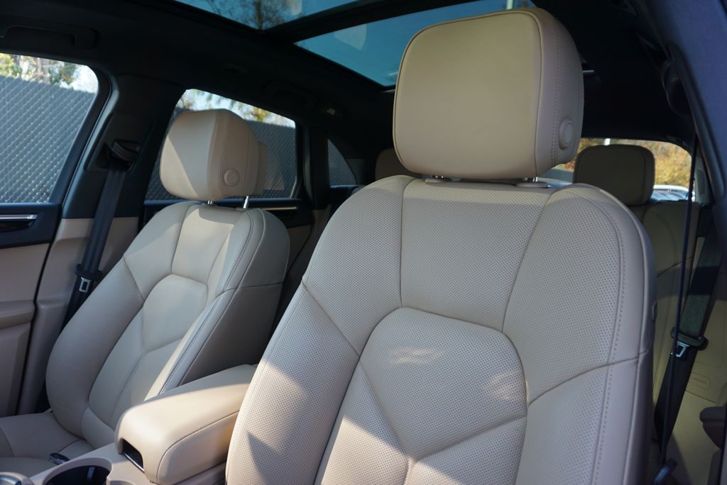 Thumbnail: 2024 Porsche Macan - 11