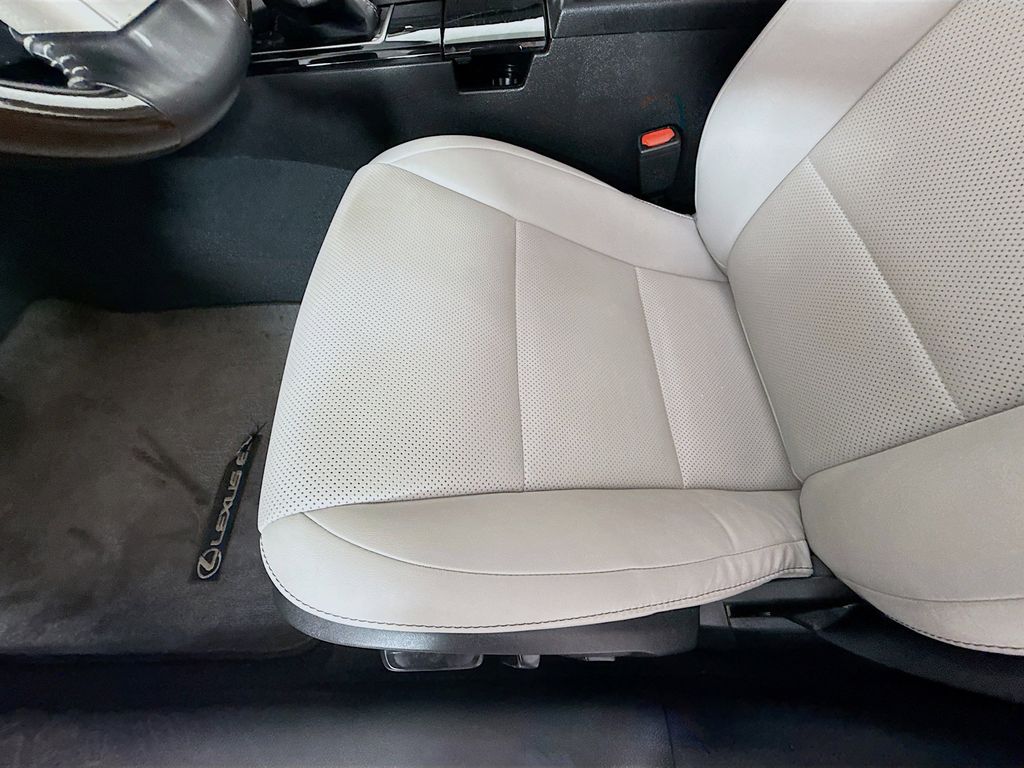 Thumbnail: 2017 Lexus ES - 18