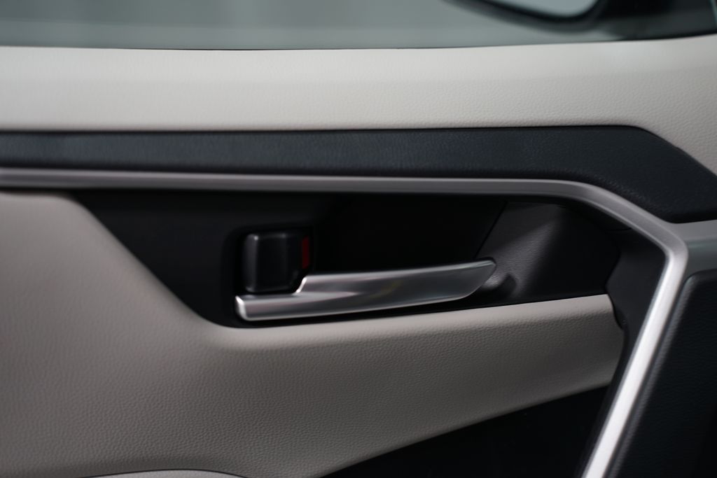 2025 Toyota RAV4 XLE 32