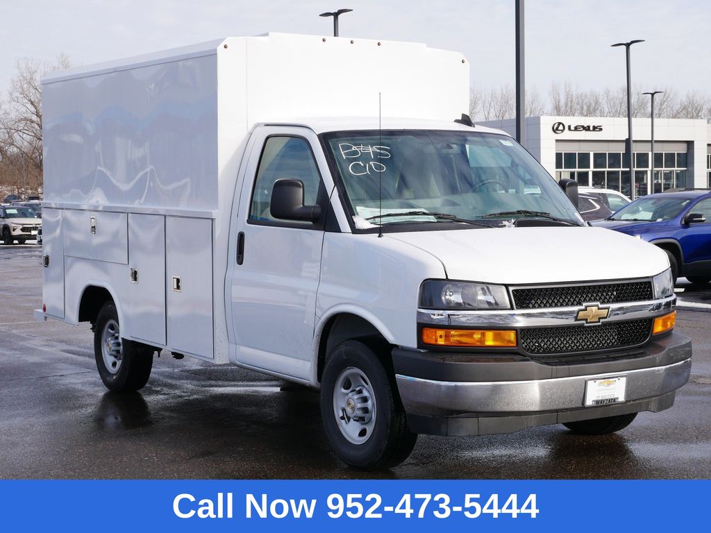 Summit White 2025 Chevrolet Express Chassis 3500 Cutaway 139 Van Rear-Wheel Drive 8-Speed Automatic