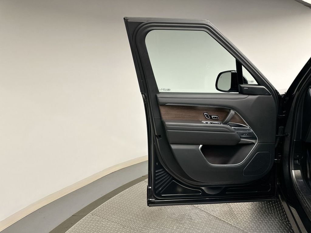 2023 Land Rover Range Rover SE 11