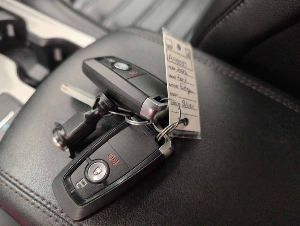 2023 Silver Metallic Ford Edge SEL AWD SUV