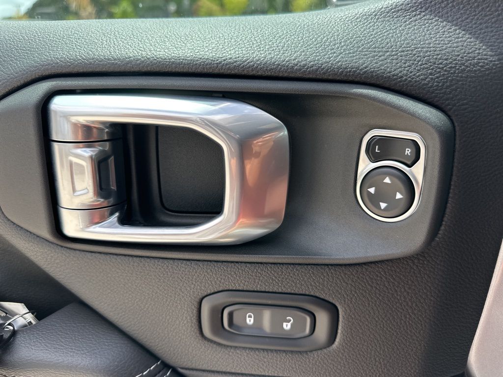 2023 Silver Zynith Clearcoat Jeep Wrangler Sahara 4X4 SUV