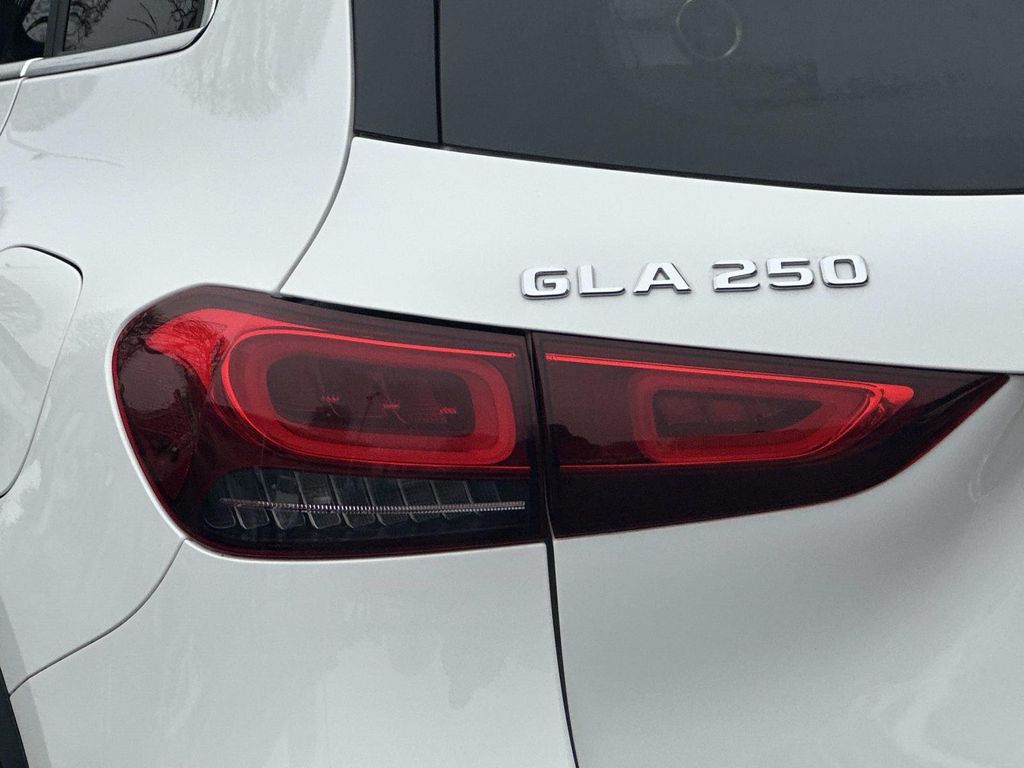 Thumbnail: 2022 Mercedes-Benz GLA - 12