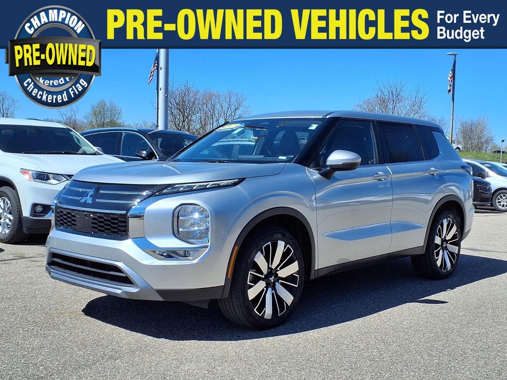 Silver 2025 Mitsubishi Outlander SE FWD SUV / Crossover Front-Wheel Drive Continuously Variable Transmission