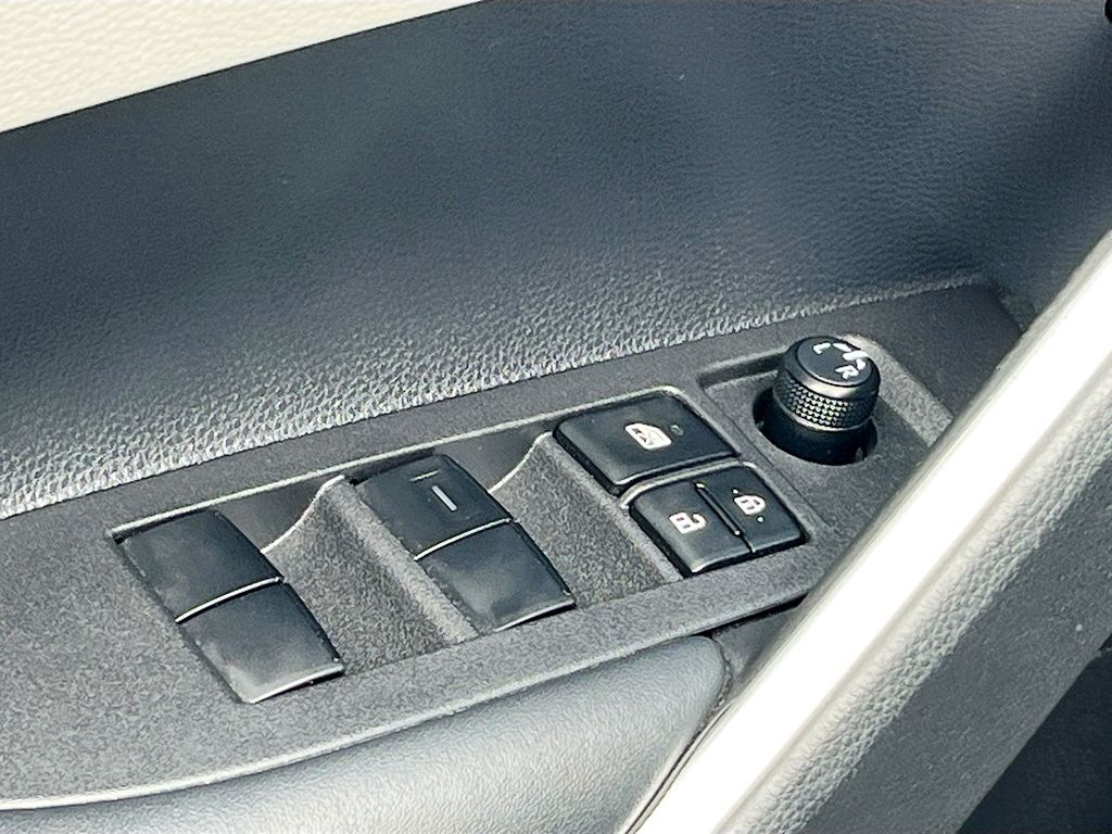 Used 2025 Blue Toyota L image 18