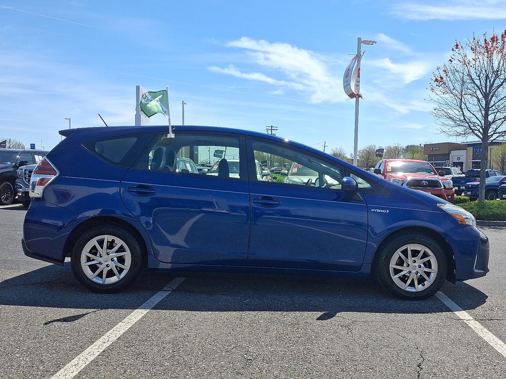 2015 Toyota Prius v Three 7
