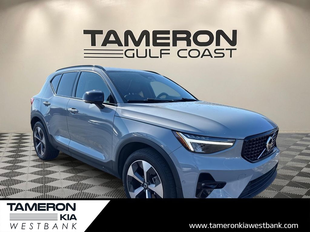 2024 Volvo XC40 B5 Plus Dark Theme AWD