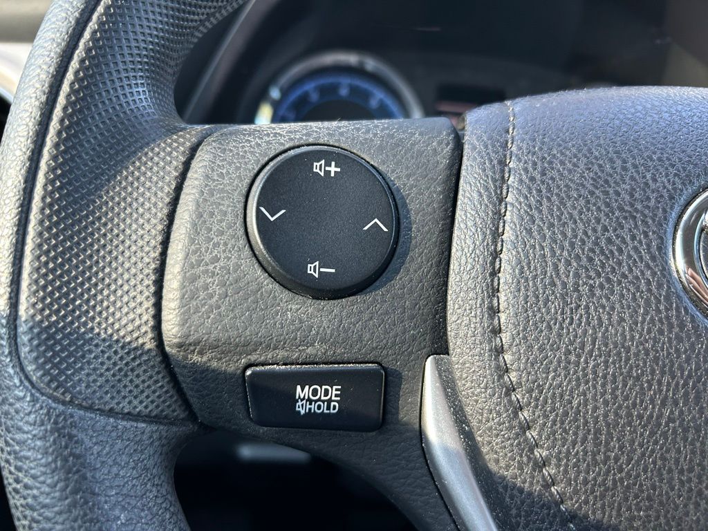 2018 Toyota Corolla LE 19