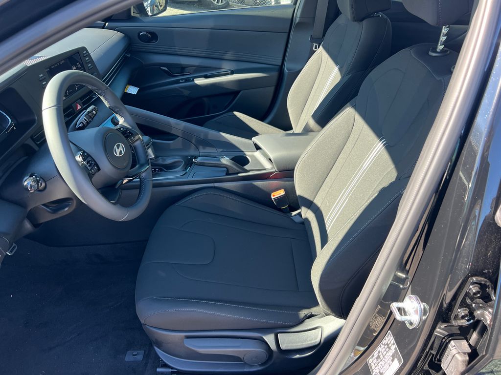 2025 Hyundai Elantra SEL Sport - 8
