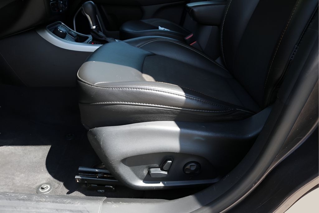 Used 2021 Gray Jeep Latitude image 13